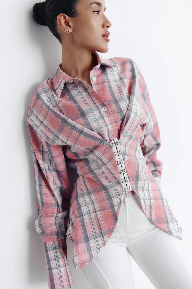 

Рожева картата сорочка асиметричного крою на гачках