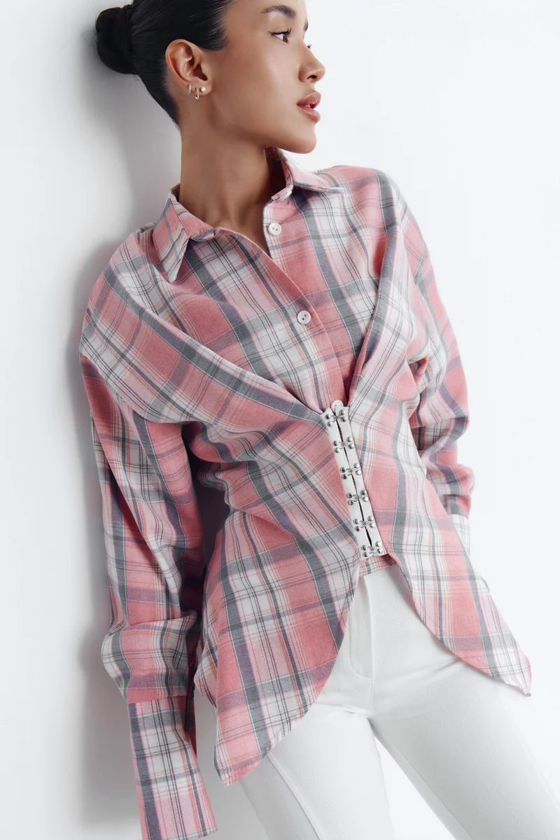 Розовая клетчатая рубашка асимметричного кроя на крючках фотография 1
