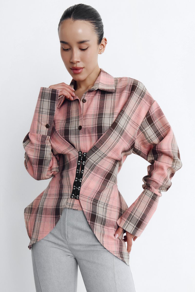 

Картата сорочка асиметричного крою на гачках у персиковому відтінку