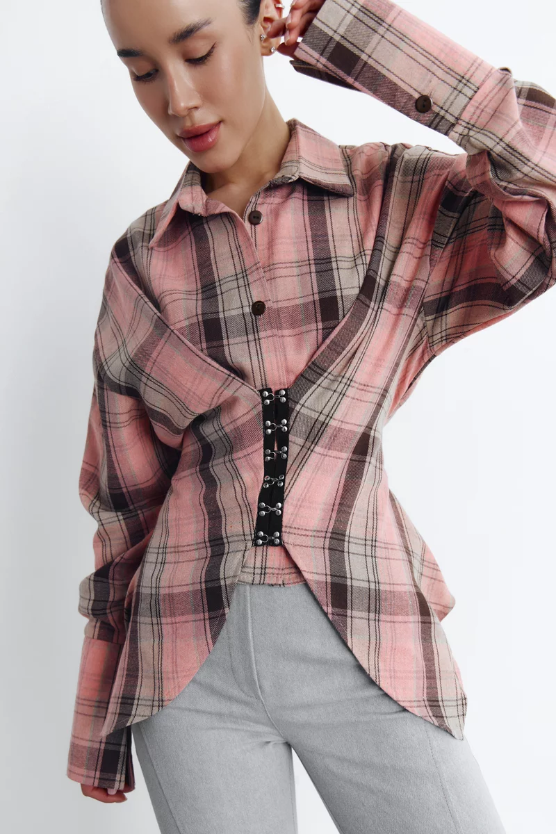 Клетчатая рубашка асимметричного кроя на крючках в персиковом оттенке фотография 2