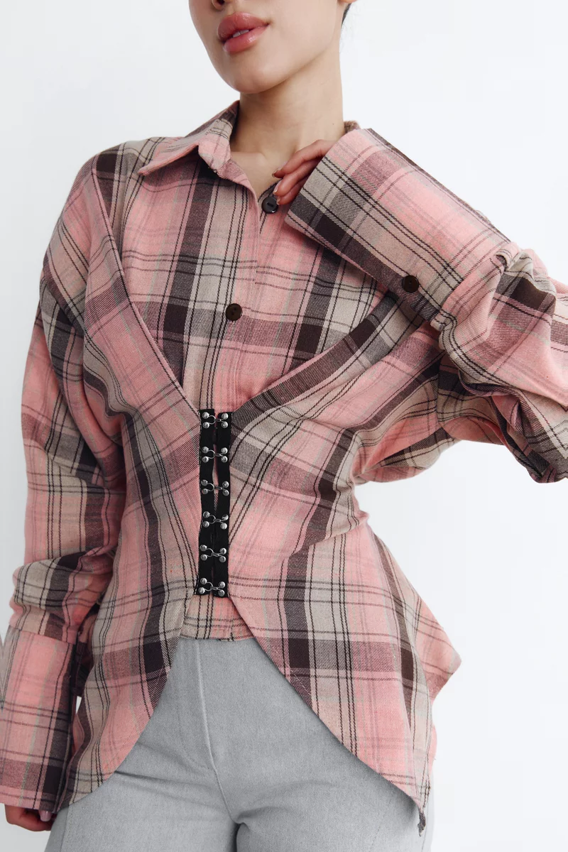 Клетчатая рубашка асимметричного кроя на крючках в персиковом оттенке фотография 4
