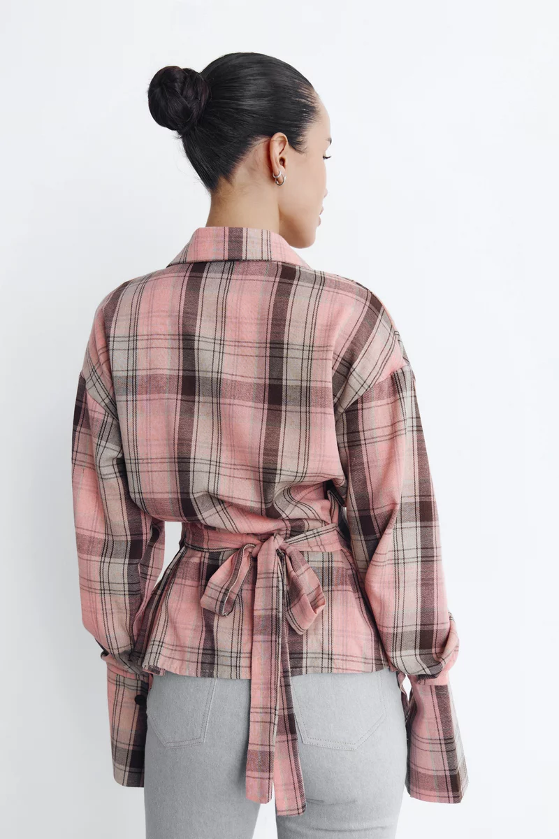 Клетчатая рубашка асимметричного кроя на крючках в персиковом оттенке фотография 5