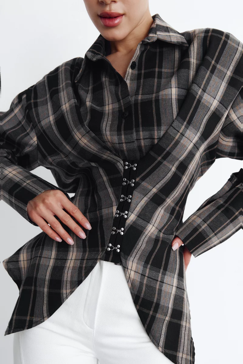 Черная клетчатая рубашка асимметричного кроя на крючках фотография 2