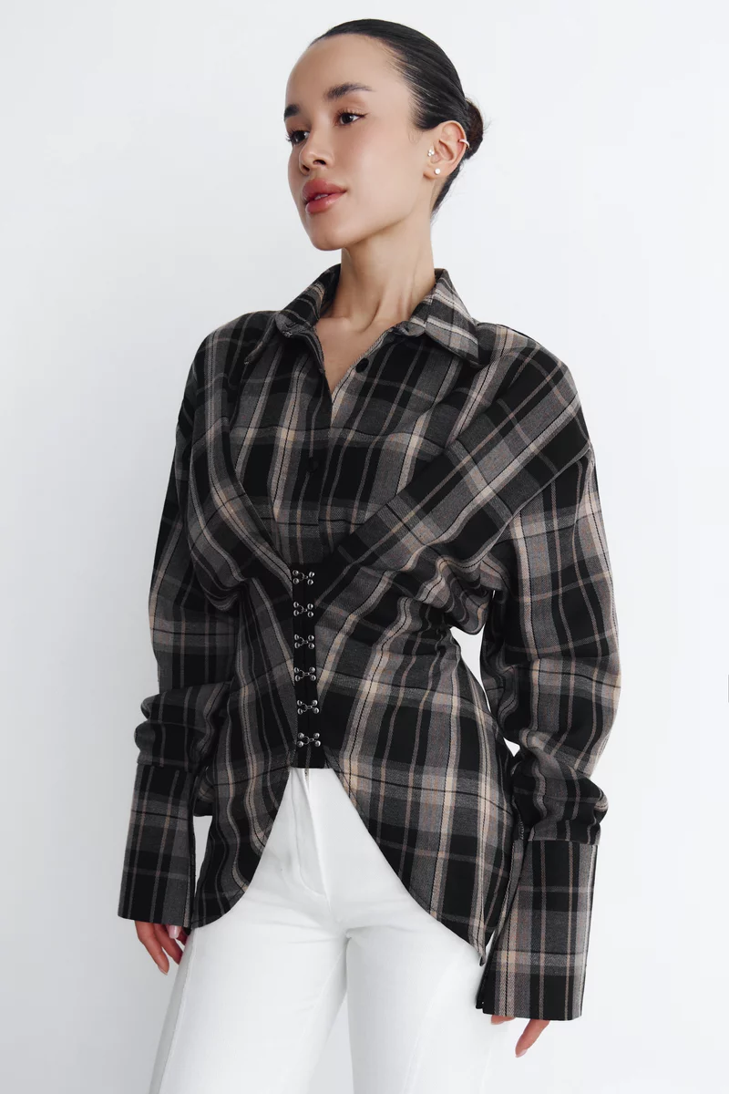Черная клетчатая рубашка асимметричного кроя на крючках фотография 3