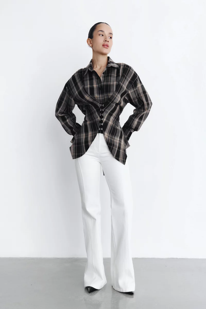 Черная клетчатая рубашка асимметричного кроя на крючках фотография 4