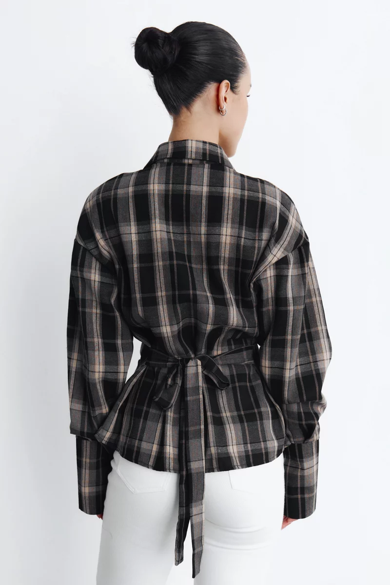 Черная клетчатая рубашка асимметричного кроя на крючках фотография 5