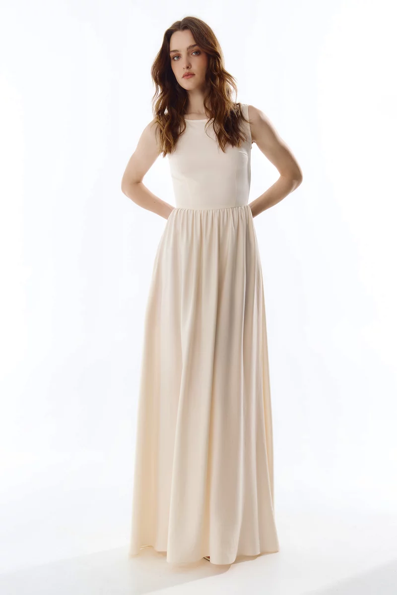 Молочное платье макси с расклешенной юбкой фотография 2