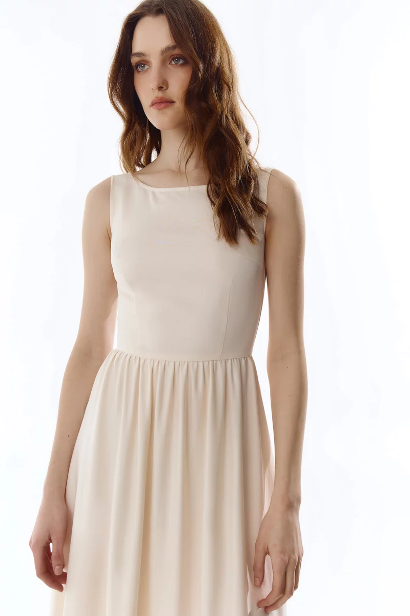 Молочное платье макси с расклешенной юбкой фотография 3