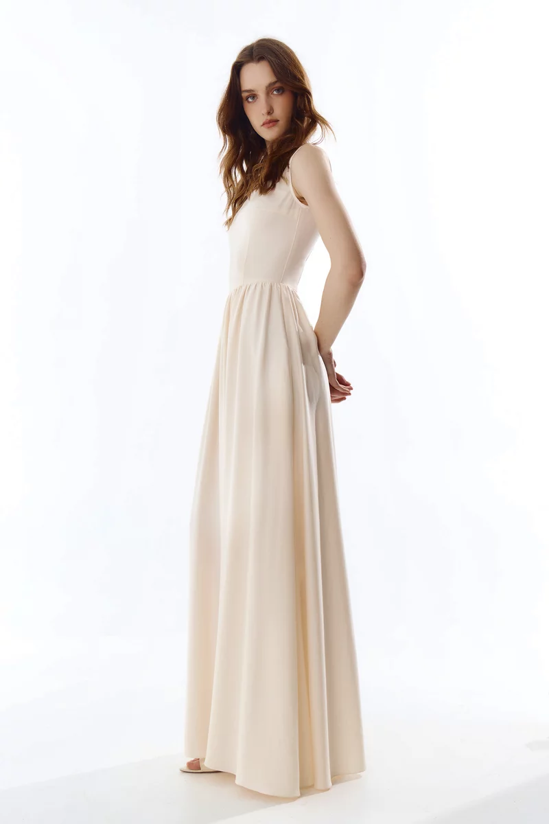 Молочное платье макси с расклешенной юбкой фотография 4