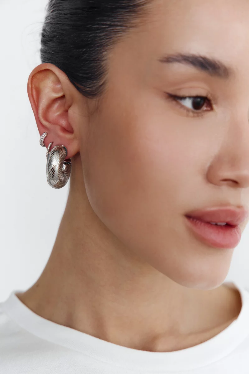 Серебристые текстурные серьги круглой формы фотография 2