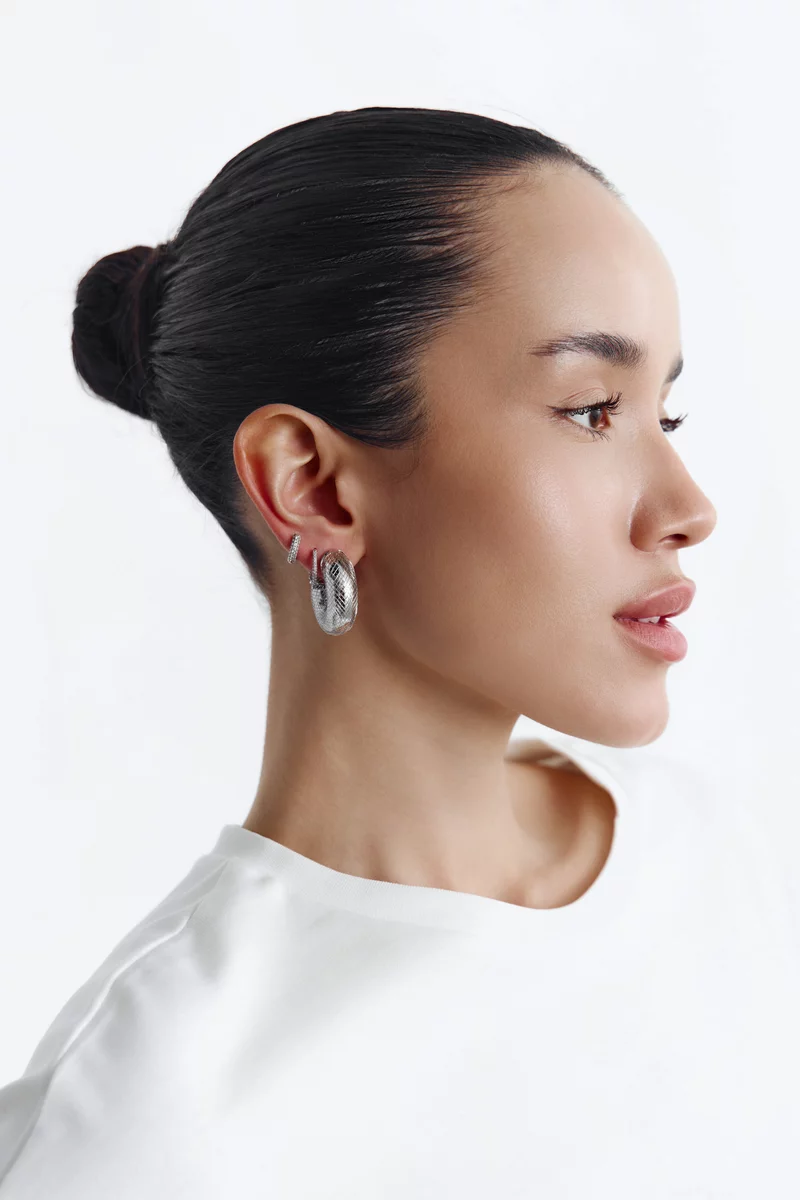 Серебристые текстурные серьги круглой формы фотография 3