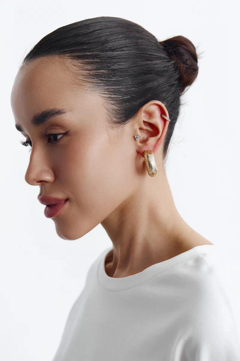 Золотистые текстурные серьги круглой формы фотография 2