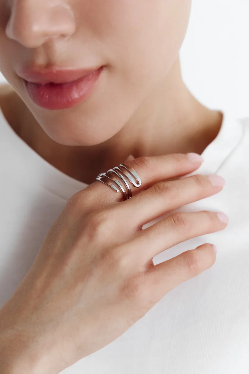 Серебристое кольцо-змейка фотография 1