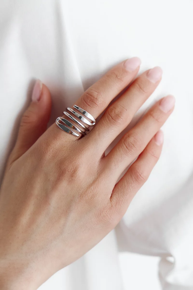 Серебристое кольцо-змейка фотография 2