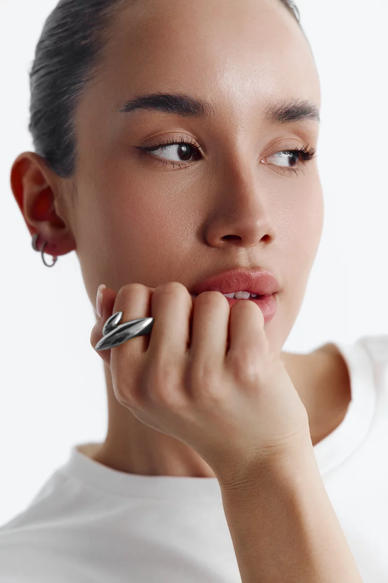 Серебристое кольцо асимметрия фотография 1