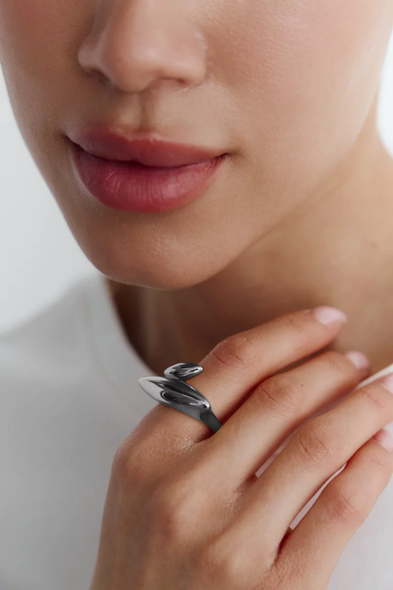 Серебристое кольцо асимметрия фотография 2