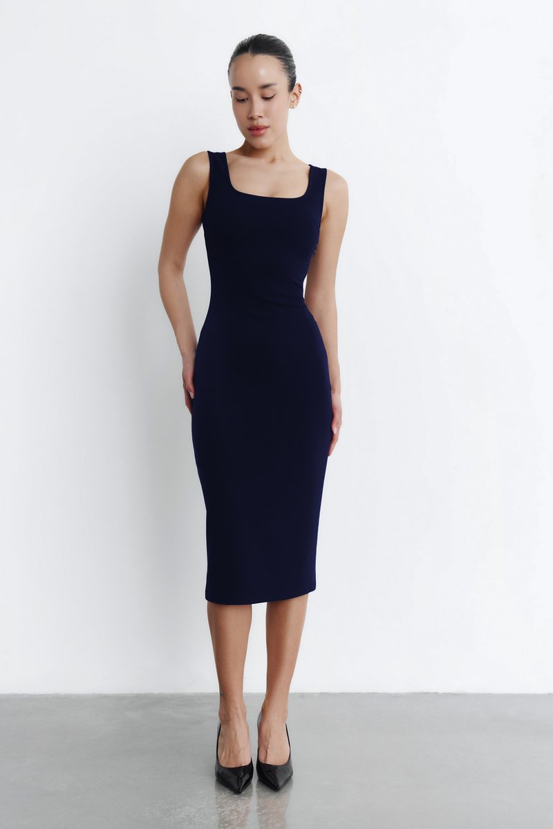 Синее трикотажное платье миди на широких бретелях фотография 1