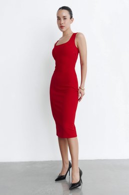 Красное трикотажное платье миди на широких бретелях