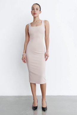 Бежевое трикотажное платье меди на широких бретелях