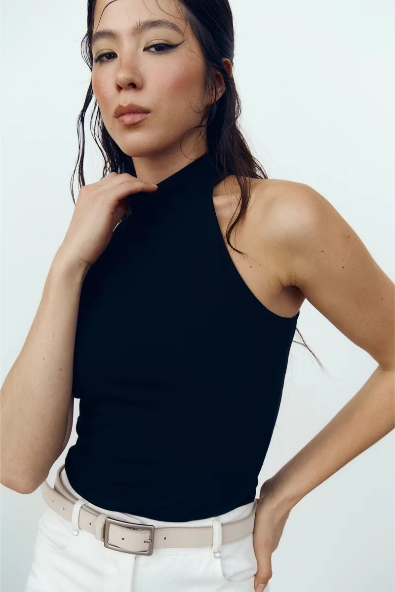 Набор из молочного и черного трикотажного топа с воротником-стойкой фотография 2