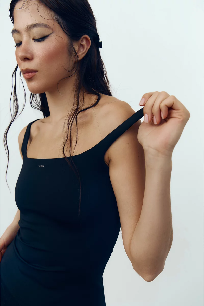 Базовый набор из черного и молочного топа на тонких бретелях фотография 3