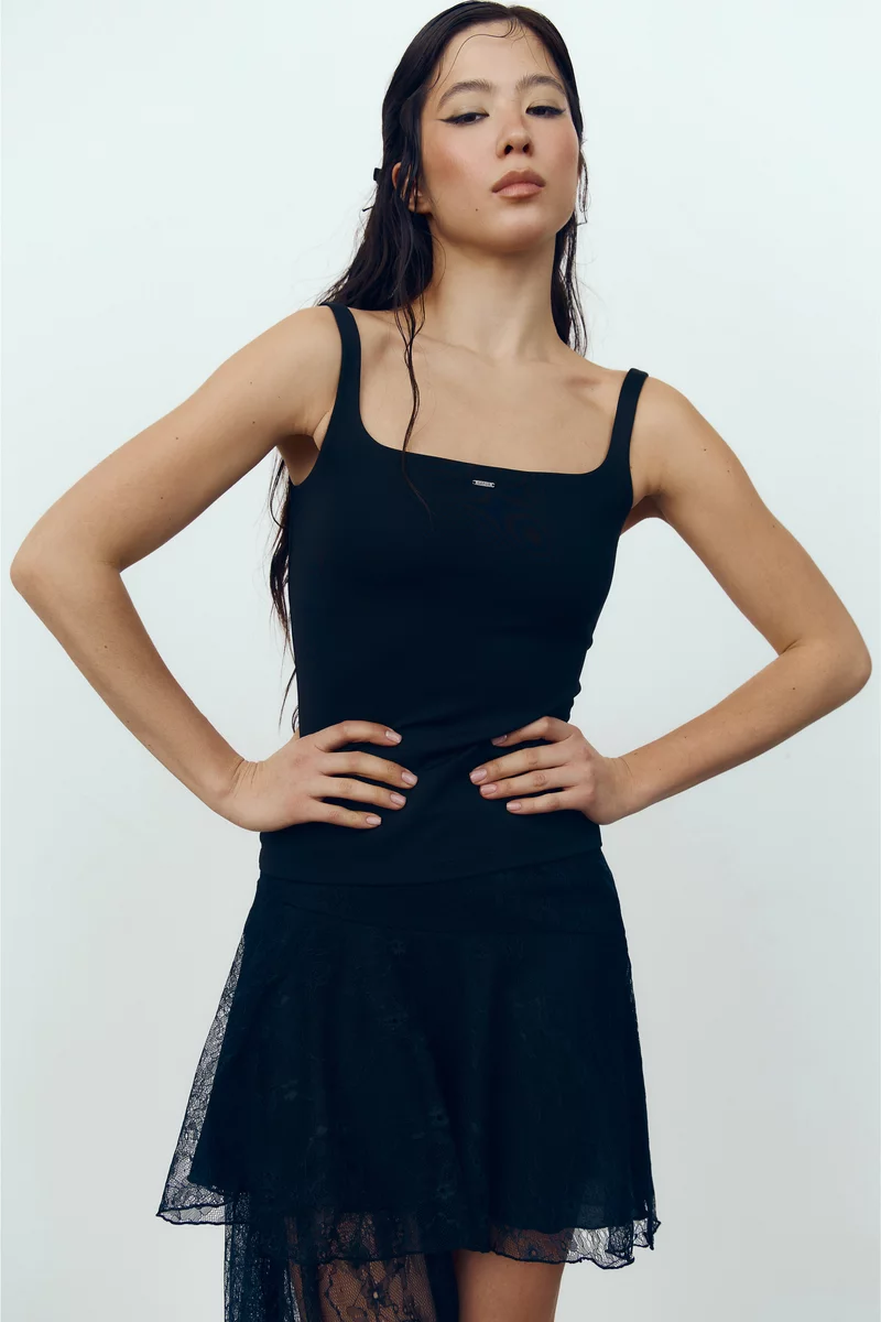 Базовый набор из черного и молочного топа на тонких бретелях фотография 4