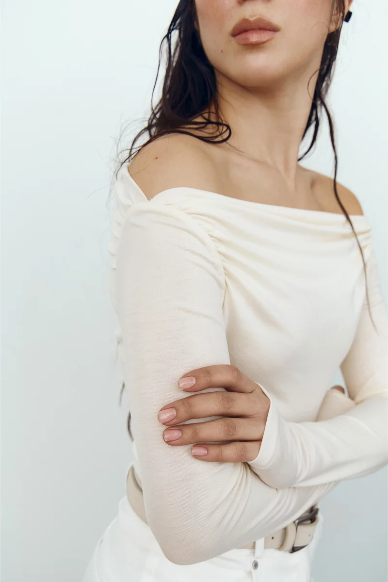 Набор из черного и молочного боди с открытыми плечами фотография 3