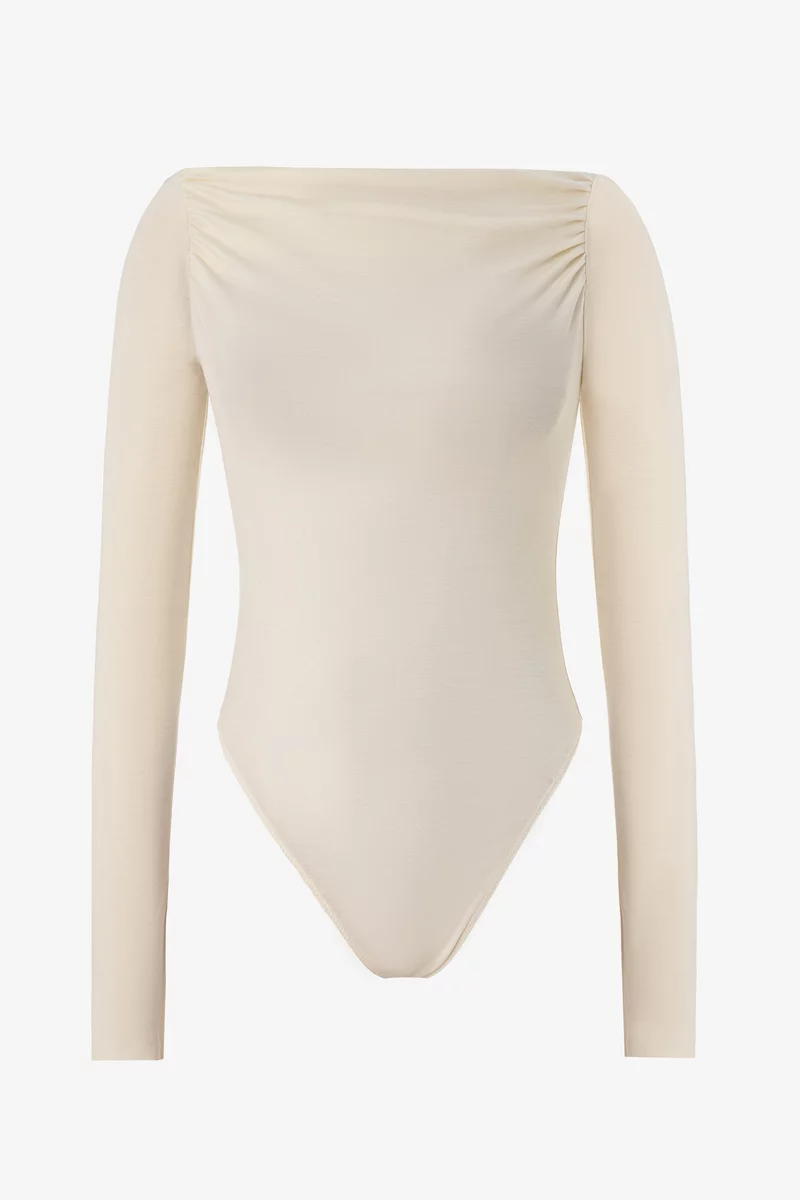 Набор из черного и молочного боди с открытыми плечами фотография 5