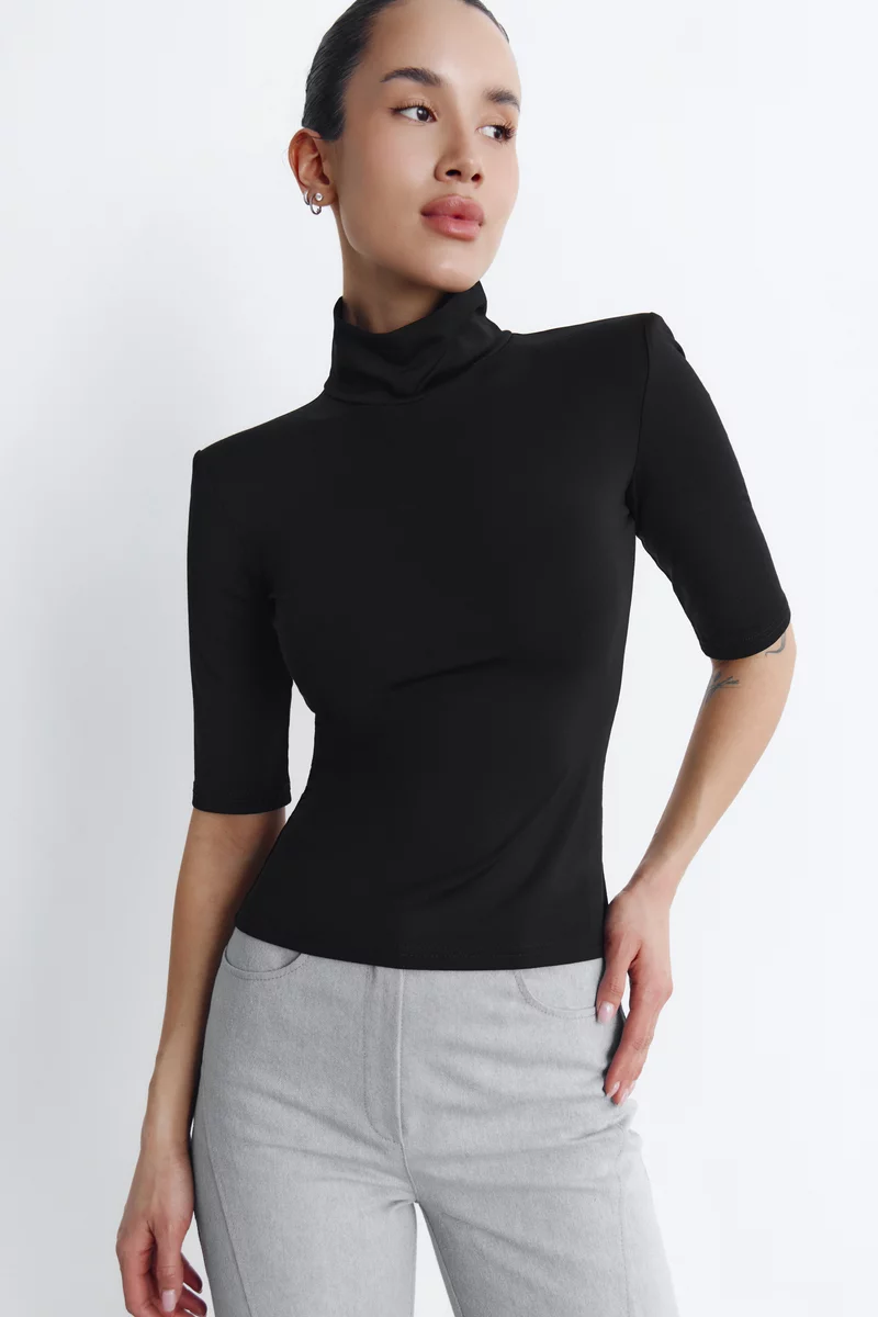 Черный трикотажный топ с воротником-стойкой фотография 1