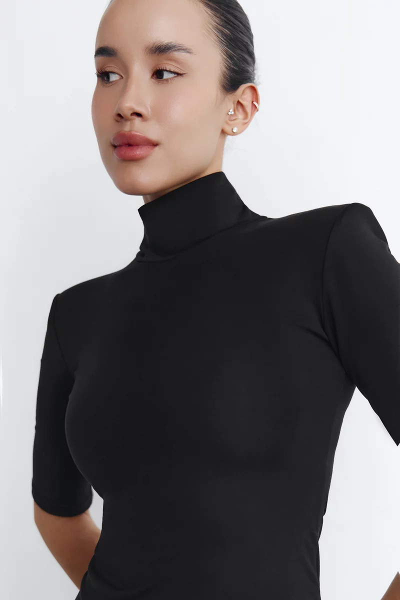 Черный трикотажный топ с воротником-стойкой фотография 2
