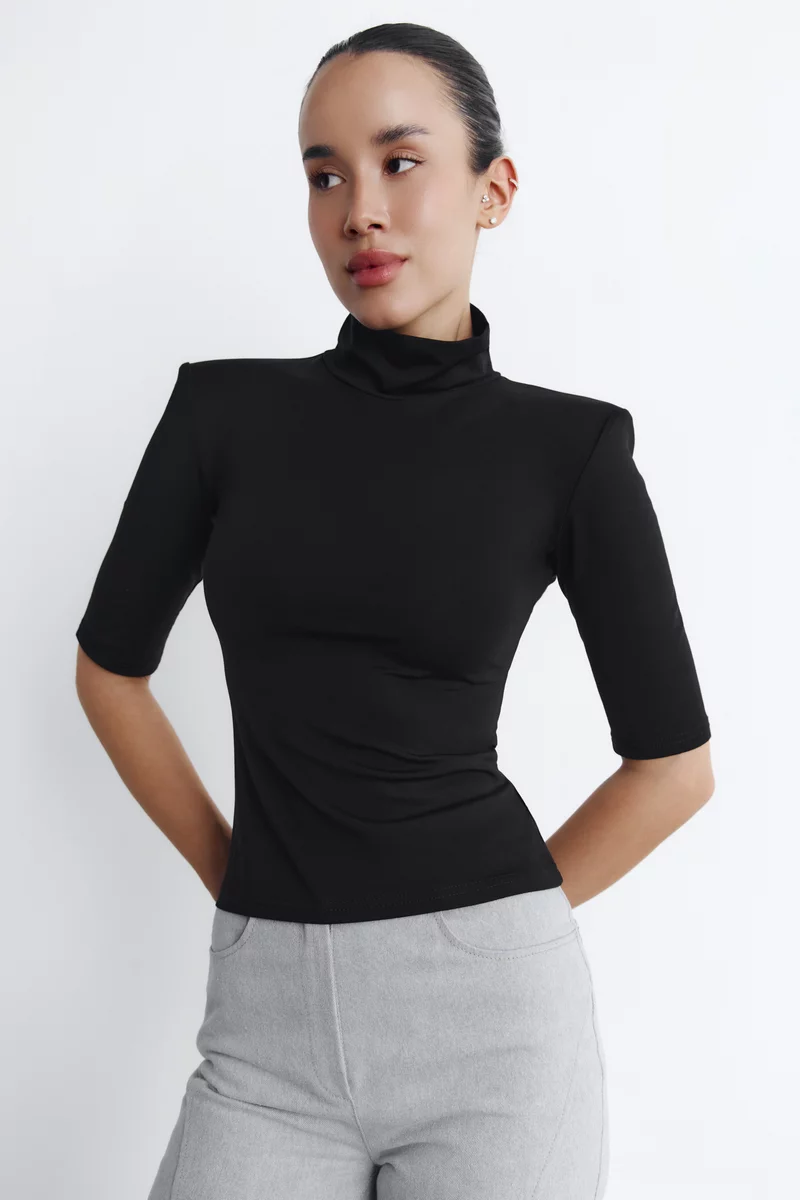 Черный трикотажный топ с воротником-стойкой фотография 3