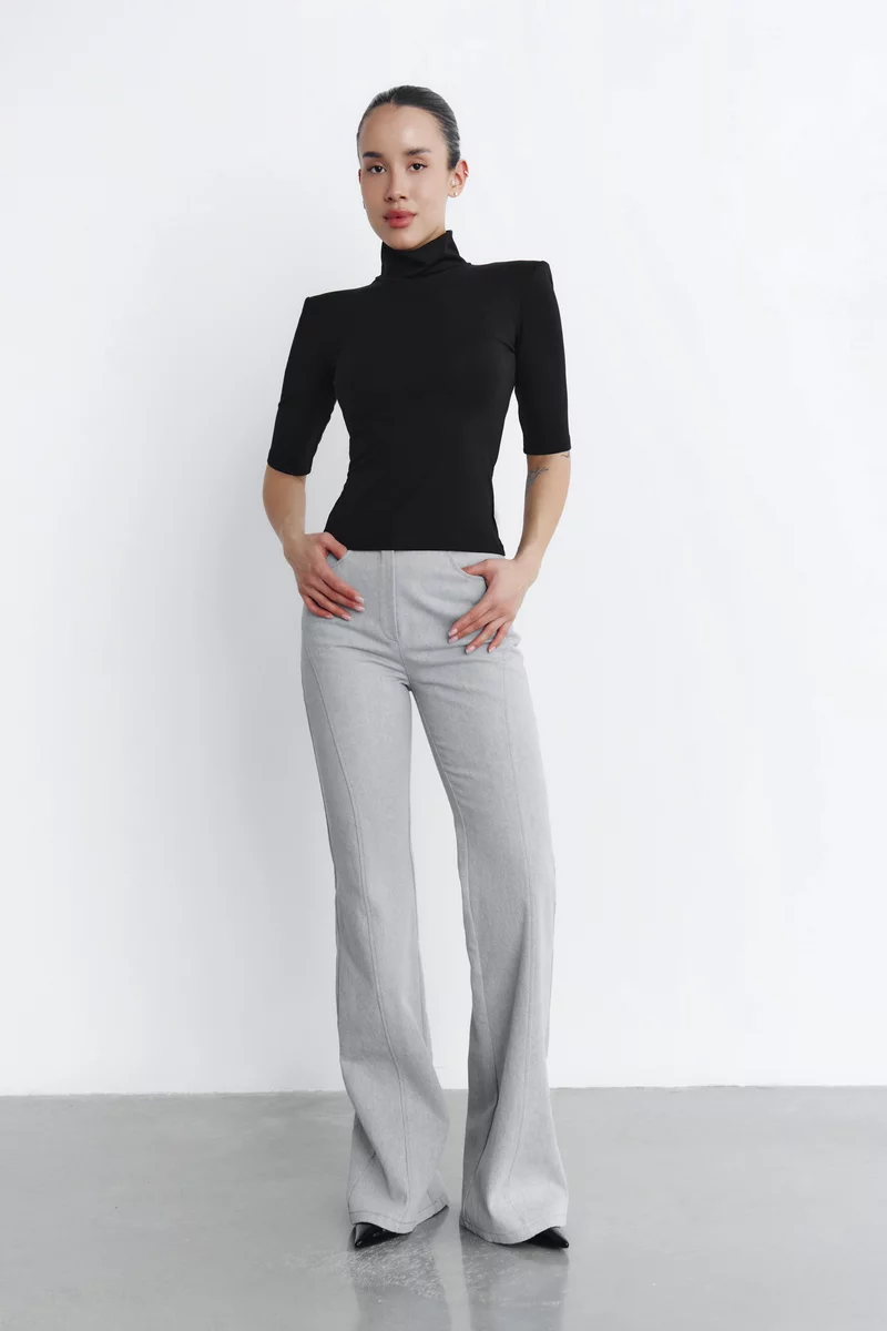 Черный трикотажный топ с воротником-стойкой фотография 4