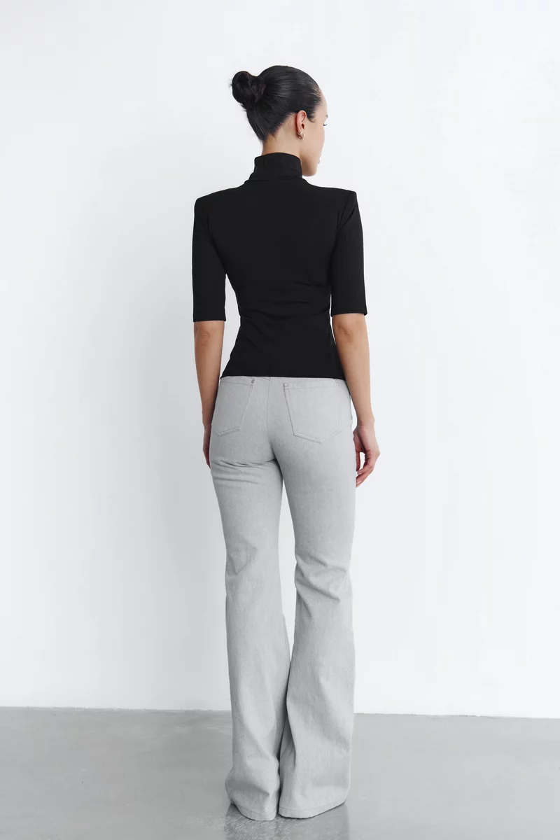 Черный трикотажный топ с воротником-стойкой фотография 5