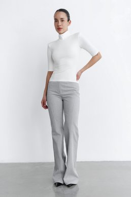 Молочный трикотажный топ с воротником-стойкой