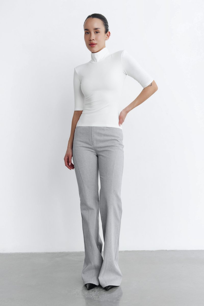 

Молочний трикотажний топ із коміром-стійкою