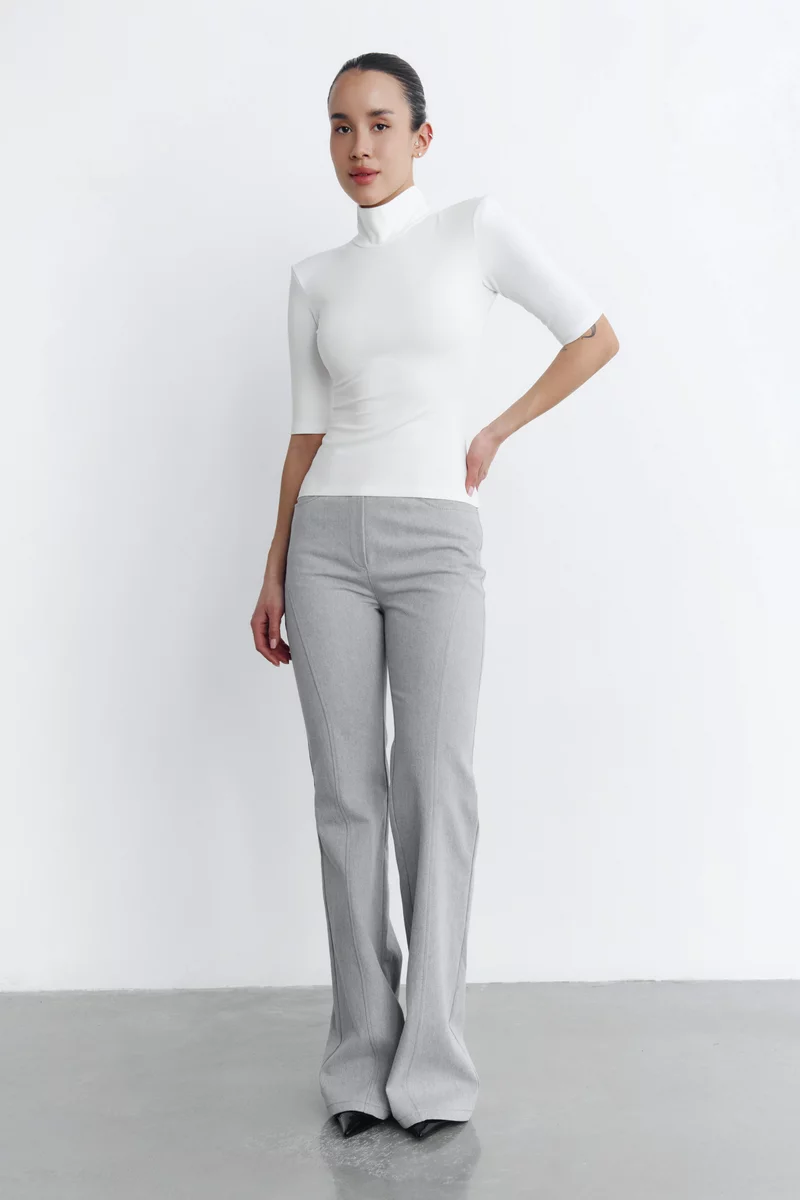 Молочный трикотажный топ с воротником-стойкой фотография 1