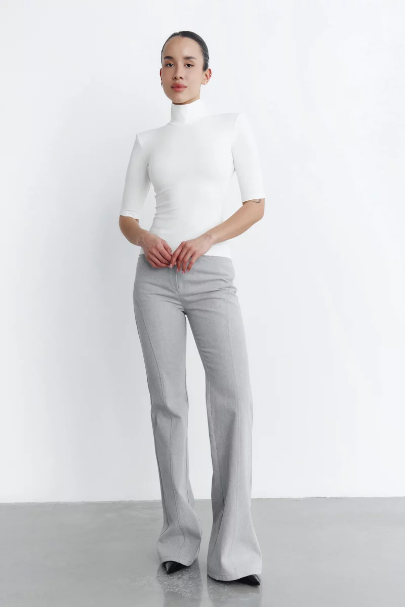 Молочный трикотажный топ с воротником-стойкой фотография 2