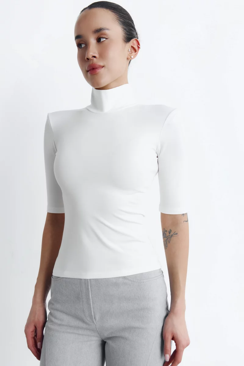 Молочный трикотажный топ с воротником-стойкой фотография 3
