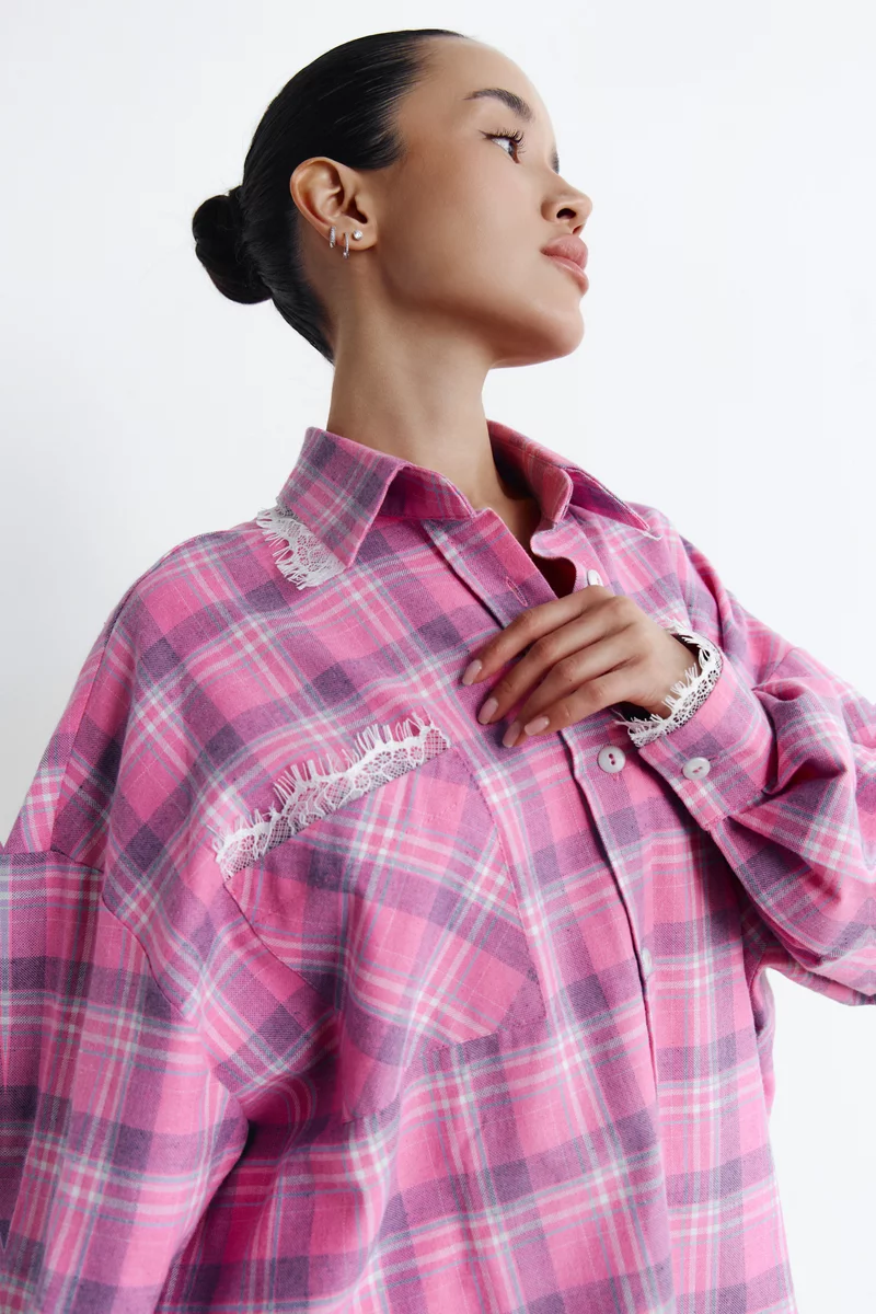 Розовая клетчатая рубашка оверсайз с кружевом фотография 2