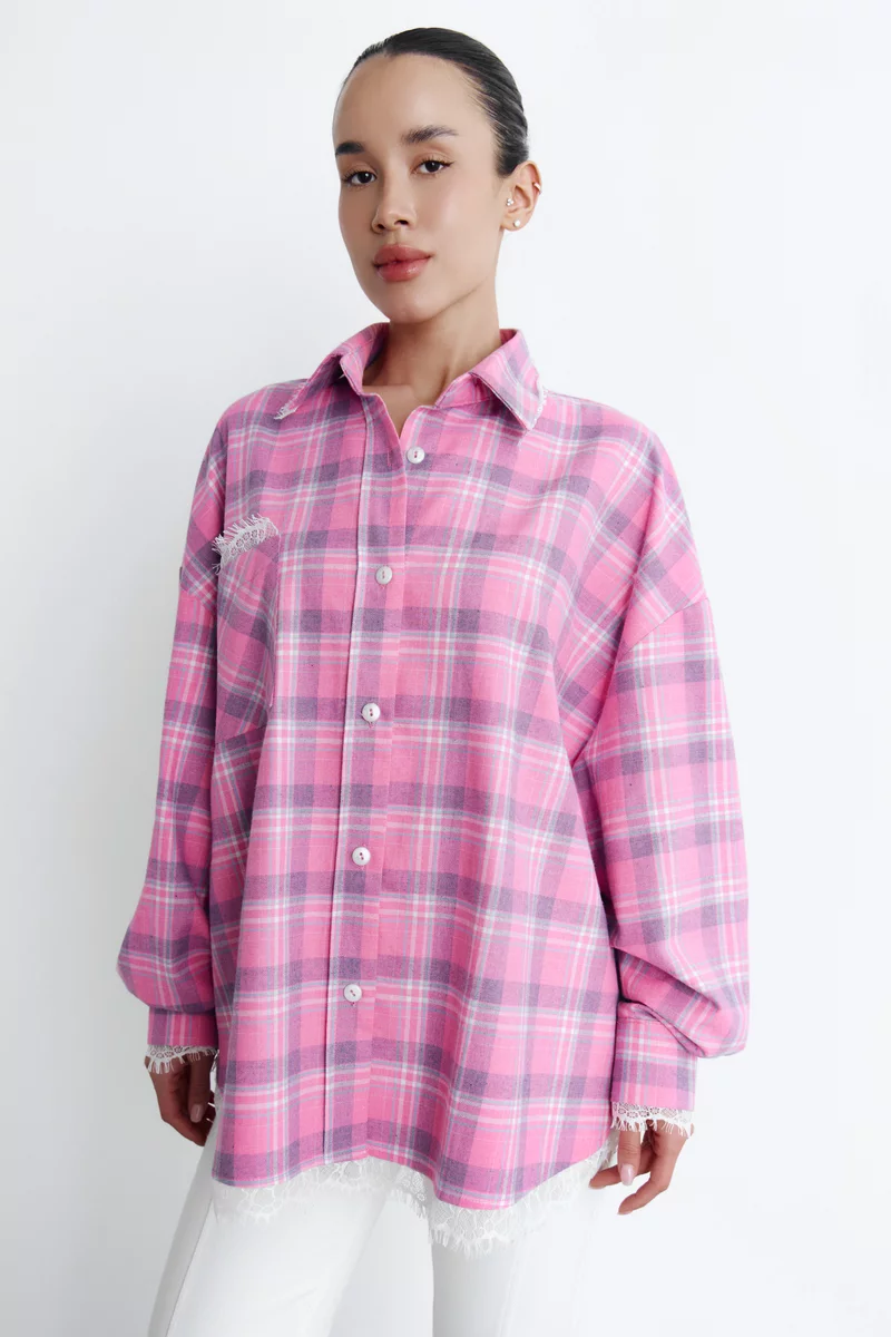 Розовая клетчатая рубашка оверсайз с кружевом фотография 4