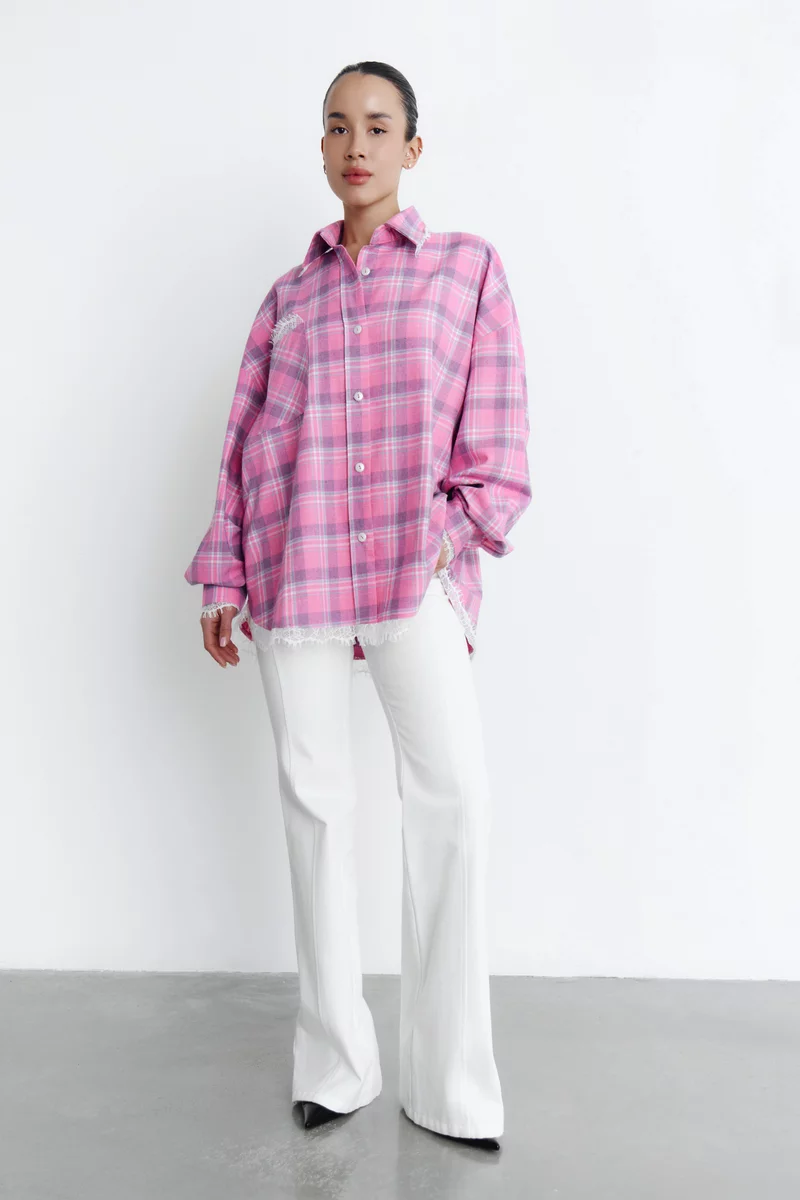 Розовая клетчатая рубашка оверсайз с кружевом фотография 5