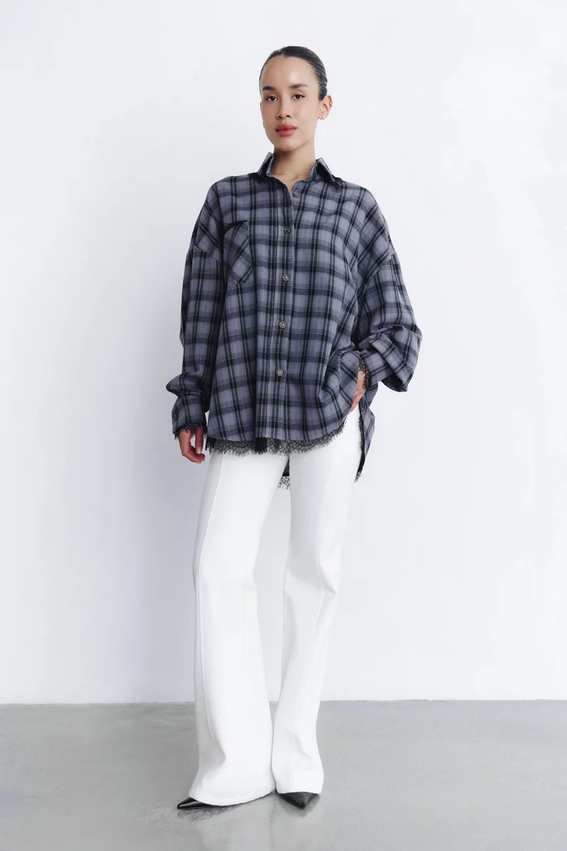 Фиолетовая клетчатая рубашка оверсайз с кружевом фотография 2