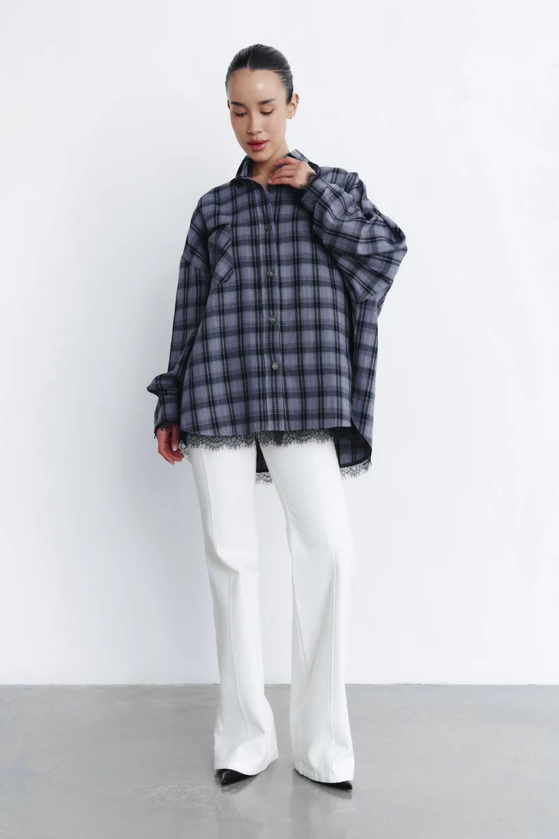 Фиолетовая клетчатая рубашка оверсайз с кружевом фотография 3