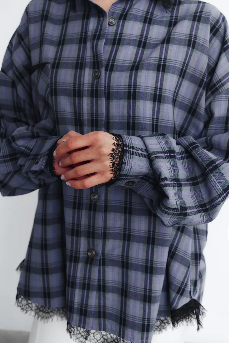 Фиолетовая клетчатая рубашка оверсайз с кружевом фотография 4