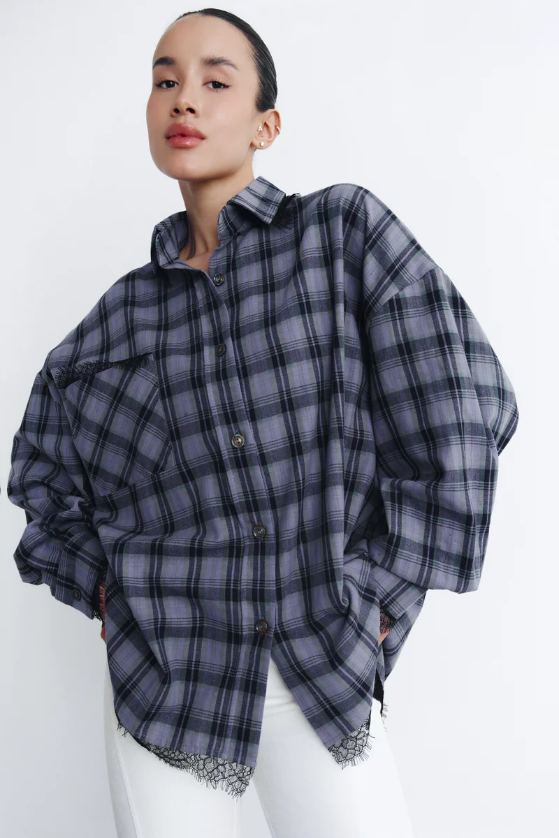 Фиолетовая клетчатая рубашка оверсайз с кружевом фотография 5