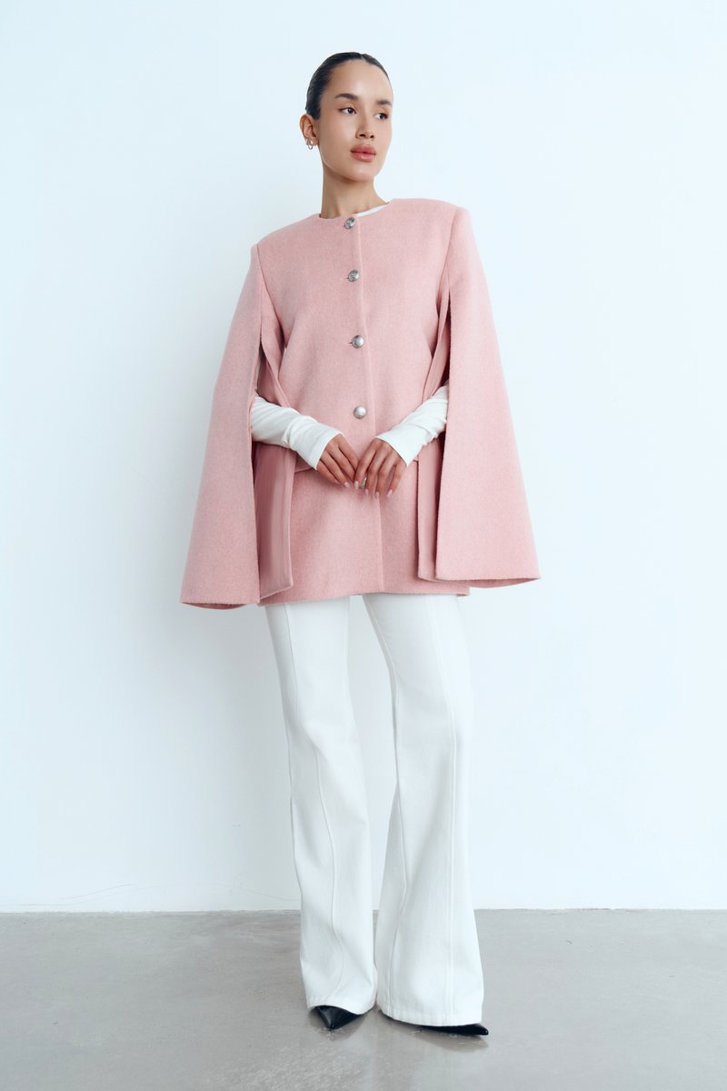 Розовый базовый кейп с акцентными рукавами с разрезами фотография 1