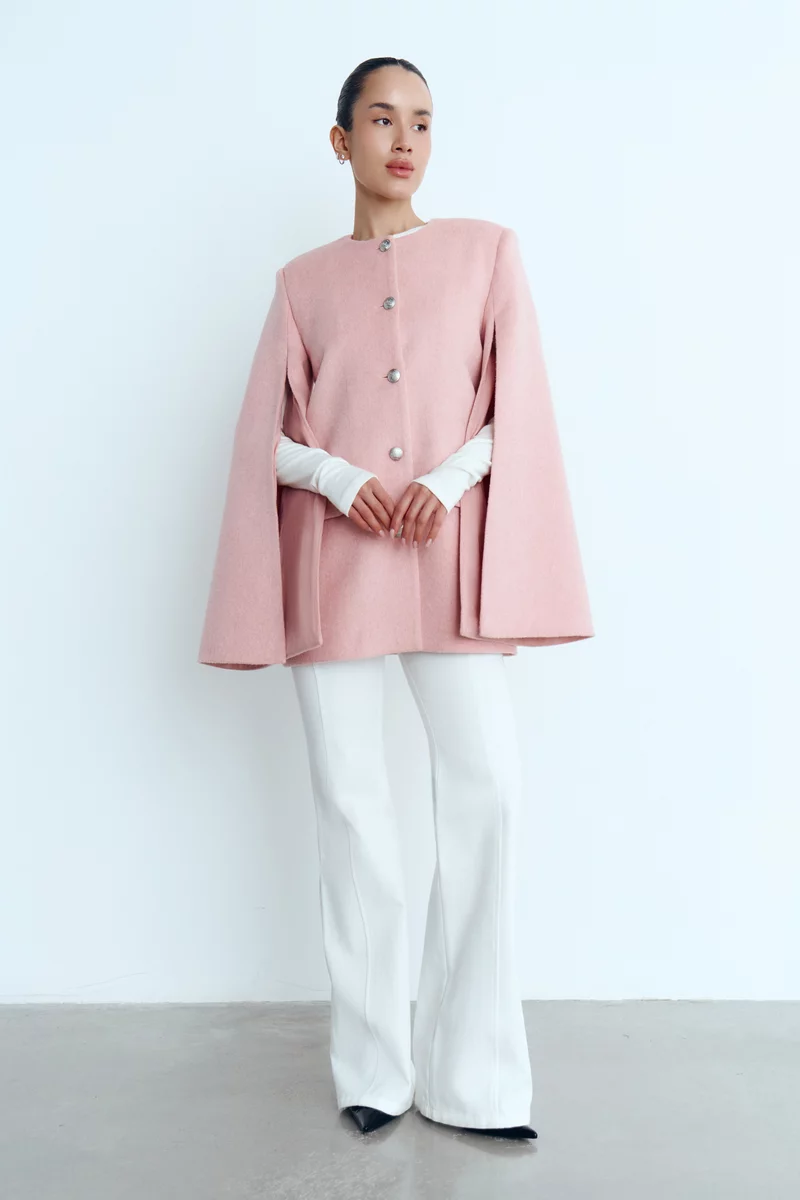 Розовый базовый кейп с акцентными рукавами с разрезами фотография 1