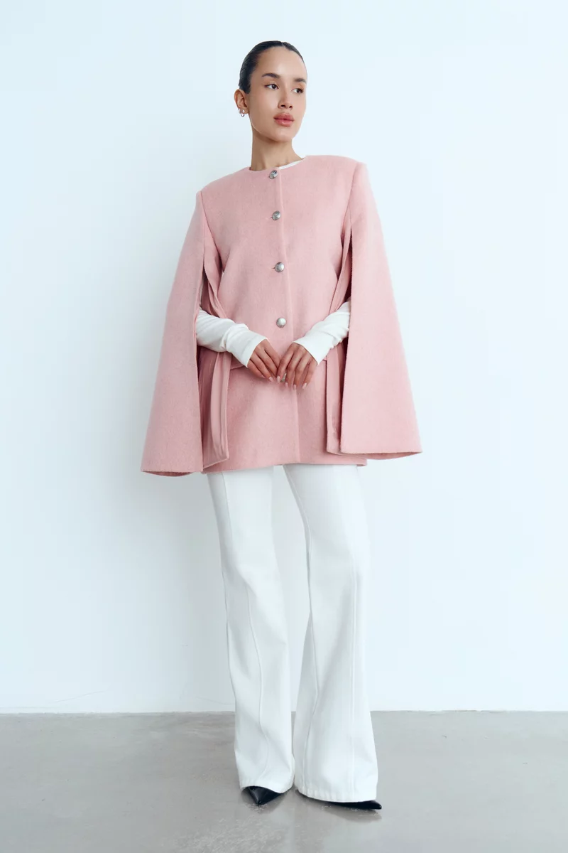 Розовый базовый кейп с акцентными рукавами с разрезами фотография 2