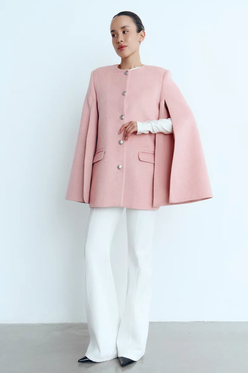 Розовый базовый кейп с акцентными рукавами с разрезами фотография 3