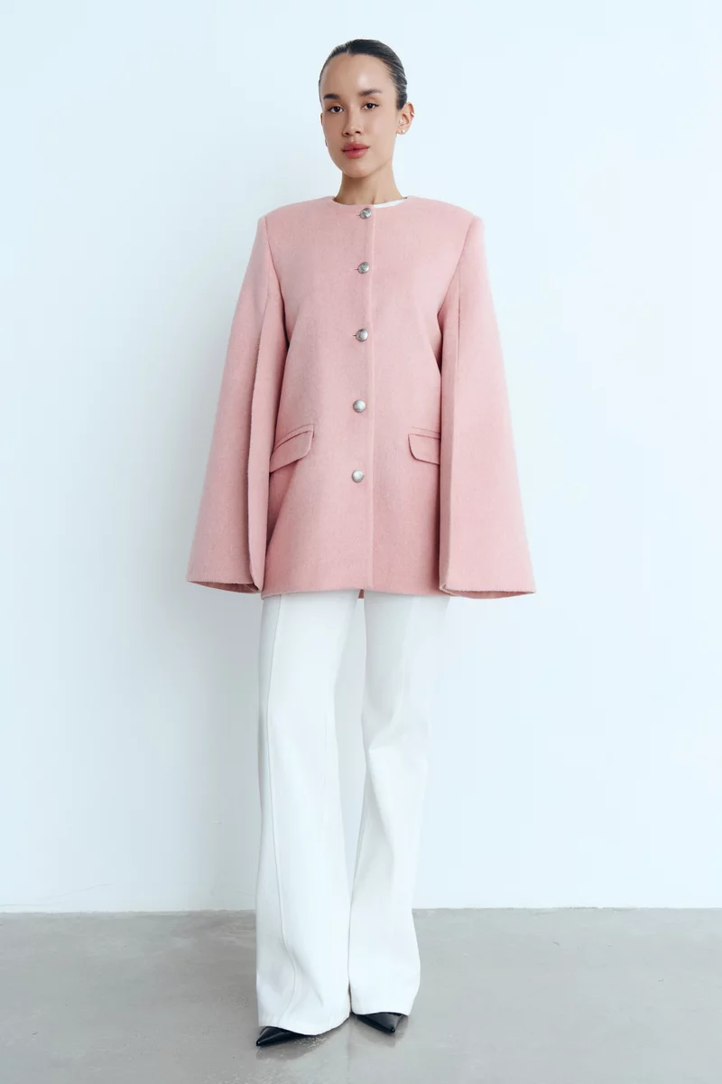 Розовый базовый кейп с акцентными рукавами с разрезами фотография 4